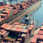 Porto de São Paulo com navios exportando produtos do agronegócio para a UE, gerando superávit em 2023.
