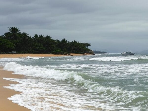 Praia de Ponta Negra em Maricá com mar agitado, representando desaparecimento da embarcação Funelli com pescadores.