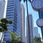 Paisagem urbana no Brasil durante onda de calor com termômetro marcando 40°C, sob sol intenso.