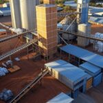 Fábrica de ração em Uberlândia, com silos e edifícios industriais, negociada por R$ 150 milhões à Agronorte.