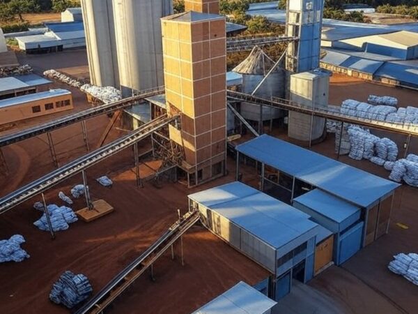 Fábrica de ração em Uberlândia, com silos e edifícios industriais, negociada por R$ 150 milhões à Agronorte.