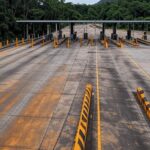 Praça de pedágio suspensa na BR-364 em Rondônia devido a irregularidades no contrato pelo TCU, ambientada na floresta amazônica.