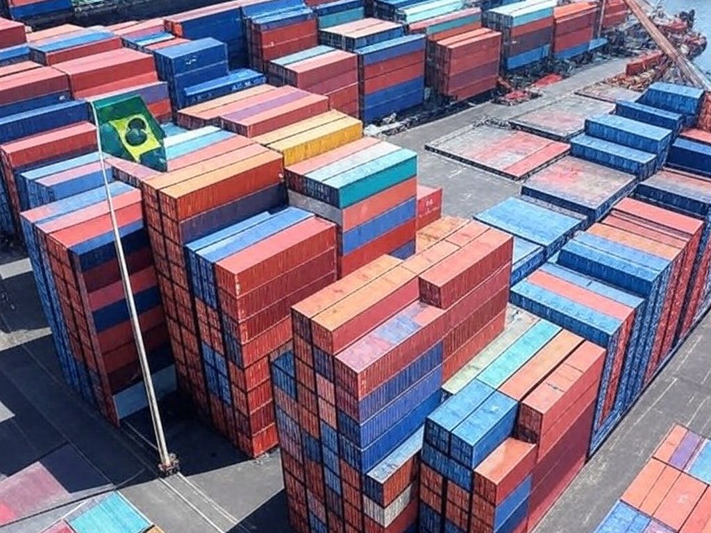 Porto brasileiro com contêineres e bandeiras do Brasil e China, ilustrando comércio bilateral e tarifas.