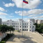 Vista do Palácio de Miraflores em Caracas, representando influência política na Venezuela.