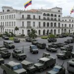 Veículos militares ao redor do palácio presidencial na Venezuela, representando intervenção estrangeira.