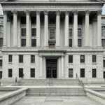 Fachada do tribunal federal em Nova York, local da primeira audiência de Maduro e Cilia Flores após captura na Venezuela.