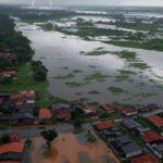 Chuva intensa em paisagens do Norte, Centro-Oeste e Sudeste do Brasil, com alerta do Inmet para até 150 mm.
