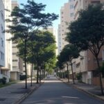 Rua residencial em São Paulo com edifícios e casas, ilustrando IPTU e contratos de aluguel entre proprietários e inquilinos.