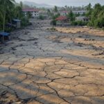 Paisagem no sul das Filipinas com solo rachado e edifícios danificados por terremoto de magnitude 6,4, sem alerta de tsunami.