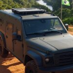 Viatura da Força Nacional na fronteira Brasil-Venezuela, em Roraima, com floresta amazônica ao fundo.