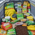 Mala aberta com produtos agropecuários em aeroporto brasileiro, ilustrando novas regras do MAPA para bagagens de viajantes.