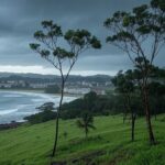 Céu nublado com chuva intensa e ventos fortes no Sul do Brasil, ilustrando ameaça de ciclone extratropical.