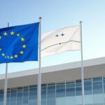 Bandeiras da União Europeia e do Mercosul em Brasília, representando acordo comercial provisório.