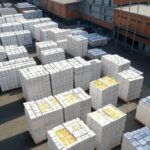 Fábrica brasileira habilitada para exportar gelatina e colágeno à Turquia, com caixas embaladas e bandeiras dos países.