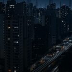 Vista noturna de São Paulo com falhas na energia elétrica, prédios e avenidas parcialmente apagados.