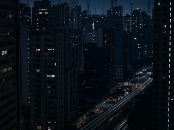 Vista noturna de São Paulo com falhas na energia elétrica, prédios e avenidas parcialmente apagados.