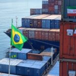 Porto brasileiro com navios e bandeiras do Brasil e Irã, simbolizando crescimento no comércio bilateral.