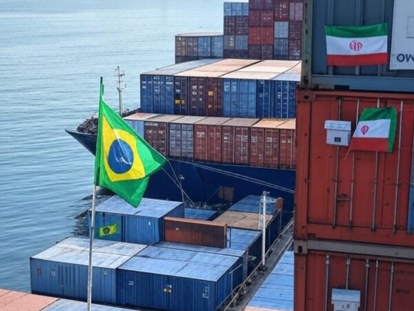 Porto brasileiro com navios e bandeiras do Brasil e Irã, simbolizando crescimento no comércio bilateral.