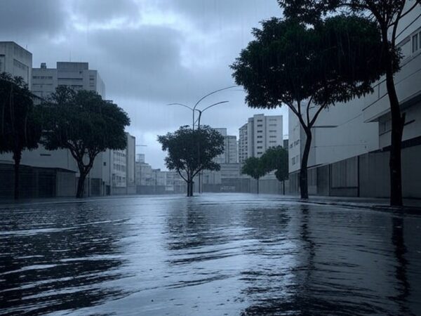 Rua inundada por temporais e chuvas fortes em cidade brasileira, com nuvens escuras e poças d'água.