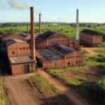 Usina Petribu, a mais antiga usina de cana-de-açúcar do mundo em operação, com estruturas antigas e plantações no Nordeste brasileiro.