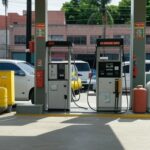 Posto de gasolina no Brasil com veículos oficiais em operação contra fraudes em combustíveis pelo Inmetro e ANP.
