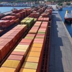 Porto brasileiro com contêineres de exportação de produtos agrícolas para Gulfood 2026, projetando US$ 1,4 bilhão em negócios.