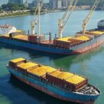 Navio cargueiro carregando DDGS de milho em porto brasileiro para exportação à China.