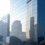 Edifício corporativo em São Paulo representando aprovação de dividendos da BRF à Marfrig no setor de alimentos.