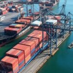 Porto brasileiro com contêineres de exportação de frango, recorde histórico em janeiro de 2026.