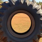 Maior pneu agrícola da América Latina exposto em feira no Paraná, Brasil.