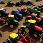 Feira rural Show Rural Coopavel no Paraná, com estandes e máquinas agrícolas em meio a campos de cultivo.