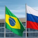 Bandeiras do Brasil e da Rússia em frente ao Palácio do Planalto, representando fortalecimento de laços econômicos Brasil-Rússia.