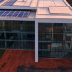 Sede moderna do Ministério da Agricultura em paisagem rural brasileira, impulsionando transformação digital no agro.