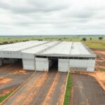 Fábrica de processamento de carne fechada por escassez de gado em paisagem rural do Mato Grosso, Brasil.