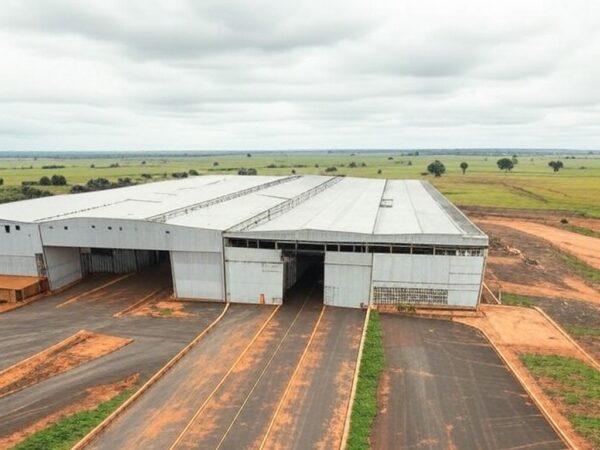 Fábrica de processamento de carne fechada por escassez de gado em paisagem rural do Mato Grosso, Brasil.