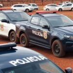 Viaturas da Polícia Civil de Goiás em fazenda rural, representando prisão por fraudes em leilões de gado.