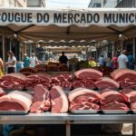 Bancada de açougue com cortes de carne bovina como filé mignon e picanha, destacando diferenças em textura e cor.