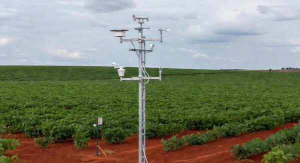 Estação meteorológica do Inmet instalada em lavoura de soja em Canarana, Mato Grosso, pelo Ministério da Agricultura.