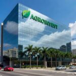 Edifício corporativo em São Paulo representando anúncio de deslistagem de ações da Lavoro na Nasdaq.