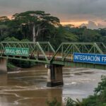 Ponte na fronteira Brasil-Bolívia representando rotas de integração entre os países.
