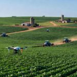 Plantação de soja no Brasil com drones e tecnologias agrícolas avançadas, simbolizando acordos entre Brasil e Coreia do Sul.