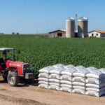 Campo agrícola brasileiro com plantações de soja e sacos de fertilizantes, ilustrando regulamentação no agronegócio.