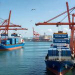 Porto brasileiro com navios de carga e contêineres para exportação de proteínas ao Oriente Médio, em meio a tensões no Mar Vermelho.