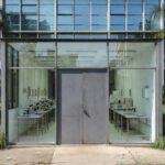 Edifício de instituto de pesquisa em São Paulo com portas fechadas, representando extinção de cargos pelo governo estadual.