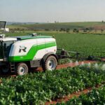 Pulverizador série R da Valtra com IA em campo de soja na Agrishow 2024, promovendo eficiência sustentável na agricultura brasileira.