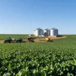Plantação de soja no Brasil com silos ao fundo, simbolizando captação de recursos no agronegócio para reestruturar dívida.