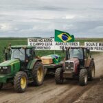Cortejo fúnebre simbólico com tratores e caixão em protesto de produtores gaúchos contra crise no agro na Expodireto.