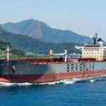 Navio petroleiro em águas brasileiras, ilustrando riscos no comércio de petróleo e alta nos preços.