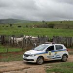 Viatura da Polícia Civil de Goiás em fazenda com gado, representando investigação de golpe em revenda de animais.