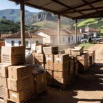 Pilhas de defensivos agrícolas falsificados apreendidos em operação em Minas Gerais, com viaturas policiais ao fundo.